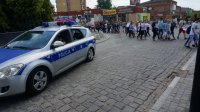 Policjanci zabezpieczają przemarsz młodzieży ulicami miasta