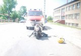Uszkodzony motorower zabezpiecza na drodze straż pożarna