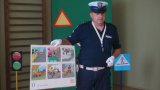 Policjant prowadzi prelekcję dla dzieci