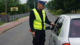 Policjant prowadzi badanie trzeźwości kierującego