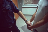 Policjant zatrzymuje złodzieja sklepowego - zakłada kajdanki
