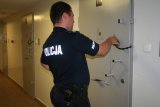 Policjant zamyka drzwi policyjnej celi