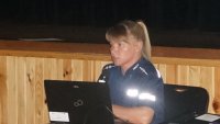 Policjantka prowadzi dyskusję z nauczycielami