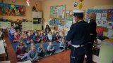 Policjanci podczas prelekcji z przedszkolakami