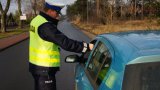 Policjant wykonuje badanie stanu trzeźwości kierującego