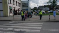 Policjanci i dzieci na przejściu dla pieszych