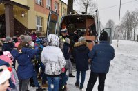 Dzieci zwiedzają bus profilaktyczny