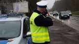 Policjant dokonuje pomiaru prędkości pojazdu