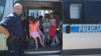 Dzieci zwiedzają radiowóz
