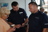 Policjanci prezentują aplikację na telefon