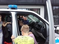 Dzieci oglądają od środka policyjny radiowóz
