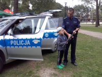 Dzielnicowy prezentuje policyjny sprzęt