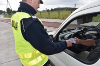 Policjant edukuje kierowcę na drodze