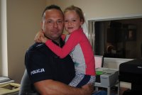 Policjant ze swoją córeczką