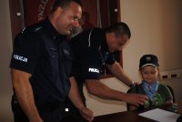 Policjanci prezenują dziecku radiotelefon