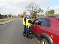 Policjanci sprawdzają stan trzeźwości kierowcy osobówki