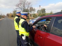 Policyjny patrol bada stan trzeźwości kierowcy osobówki