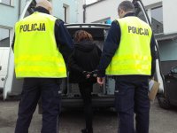 Policjanci doprowadzają zatrzymaną