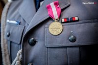 Złoty medal zapięty do munduru policjanta