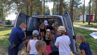 Dzieci zwiedzają policyjny radiowóz